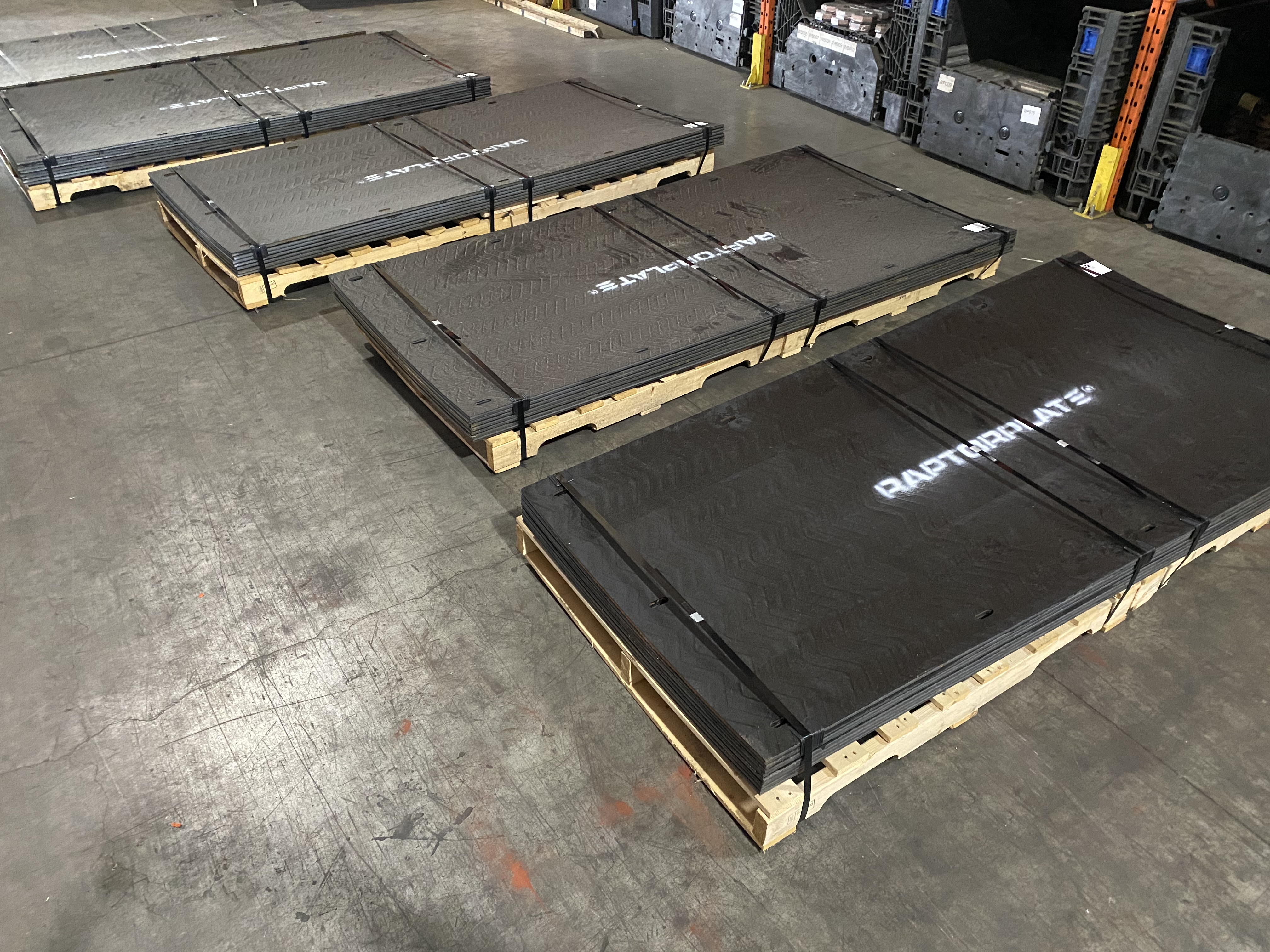 Paletas de placas de revestimiento RaptorPlate apiladas en un almac&eacute;n