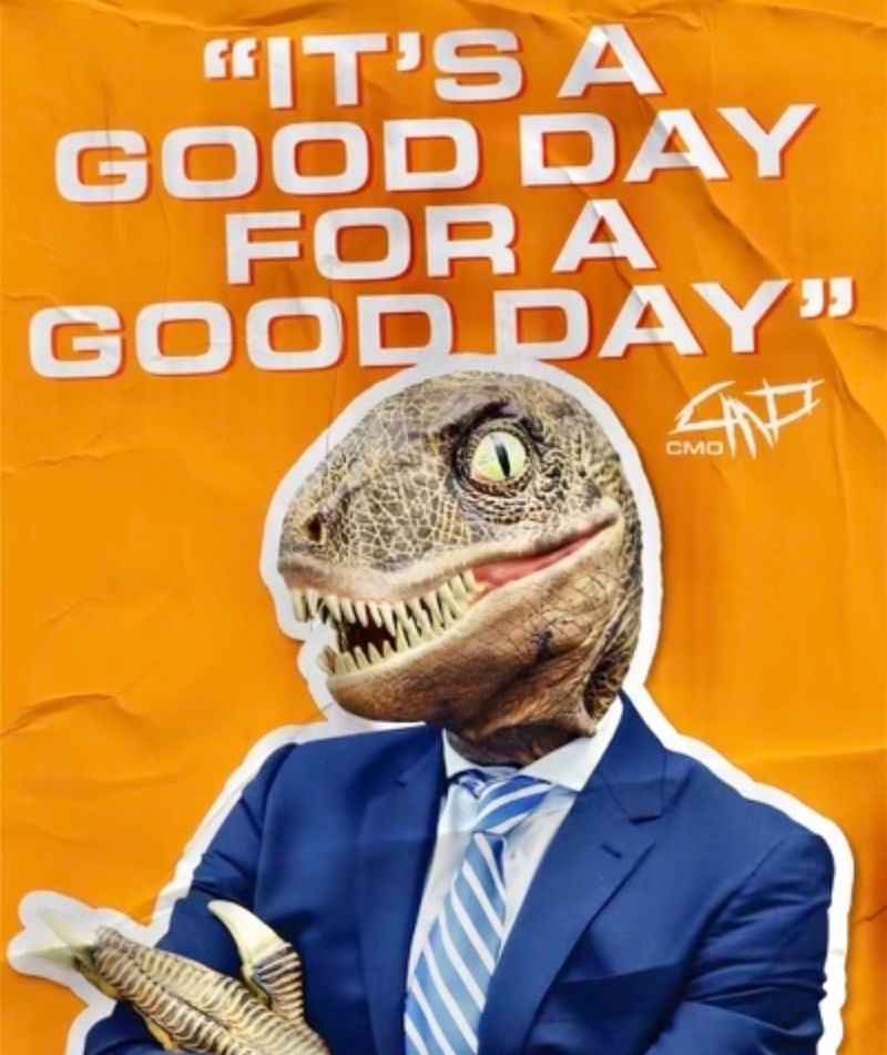 Persona con m&aacute;scara de dinosaurio y traje azul con los brazos cruzados, con el texto It's a good day for a good day