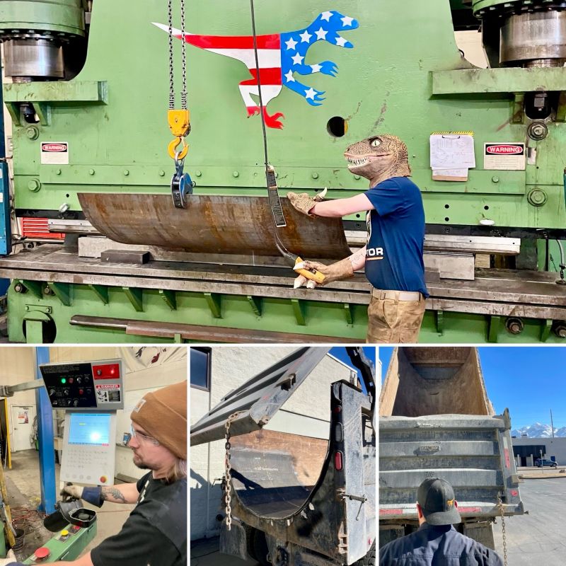 Tres fotos de una persona con m&aacute;scara de dinosaurio bajando una placa de acero curva a una plegadora verde con un dinosaurio con la bandera de Estados Unidos, y trabajadores en los controles de la m&aacute;quina y la caja de un cami&oacute;n de volteo debajo