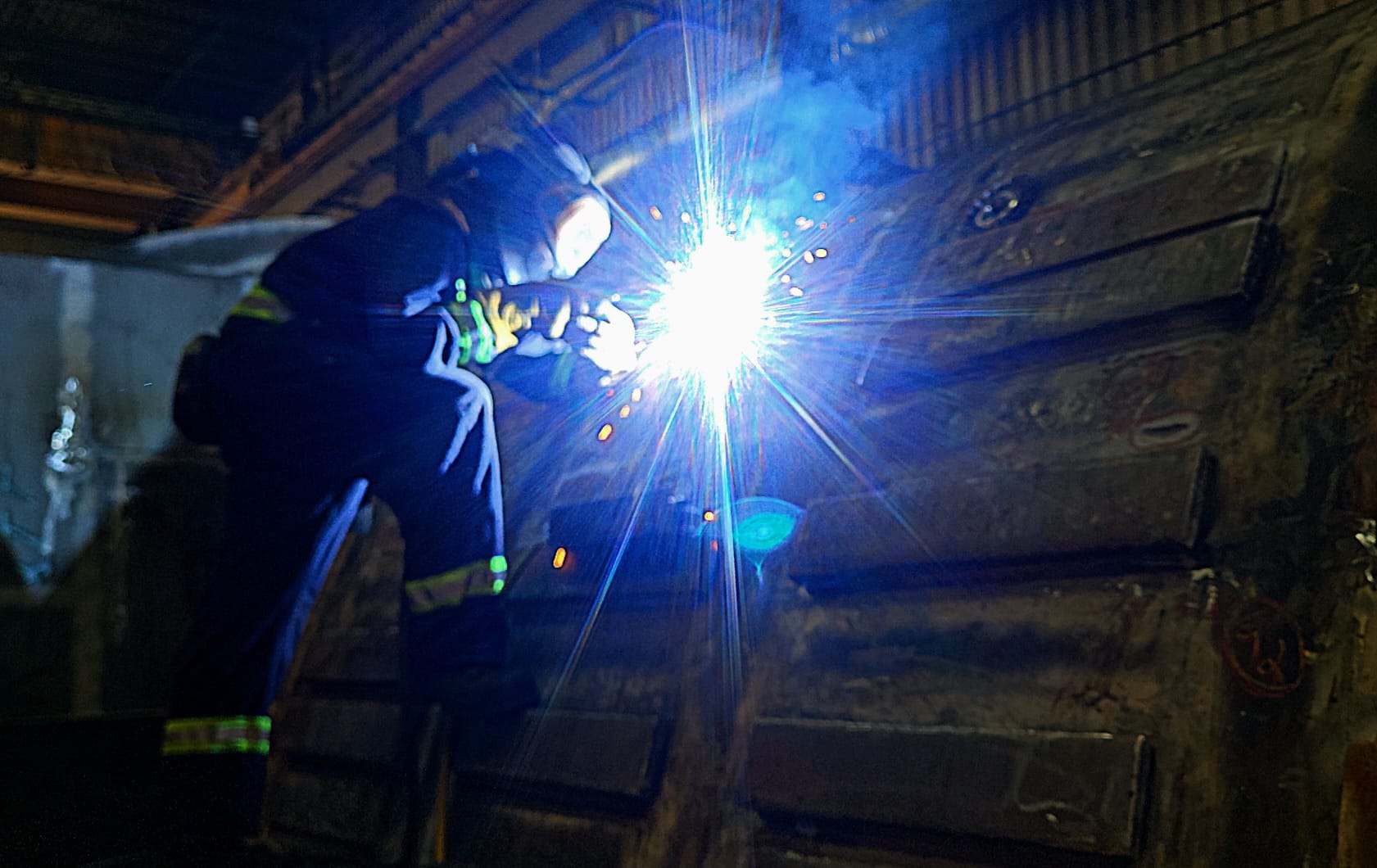<p>Laying down wear bars</p>