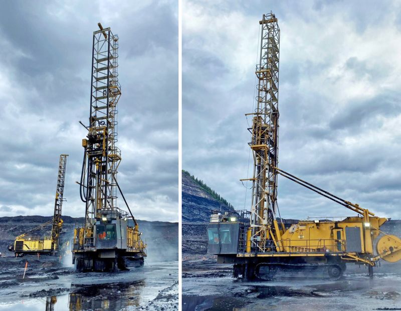 Dos fotos de perforadoras amarillas de pozos de voladura con m&aacute;stiles altos trabajando en una mina de carb&oacute;n a cielo abierto bajo un cielo nublado