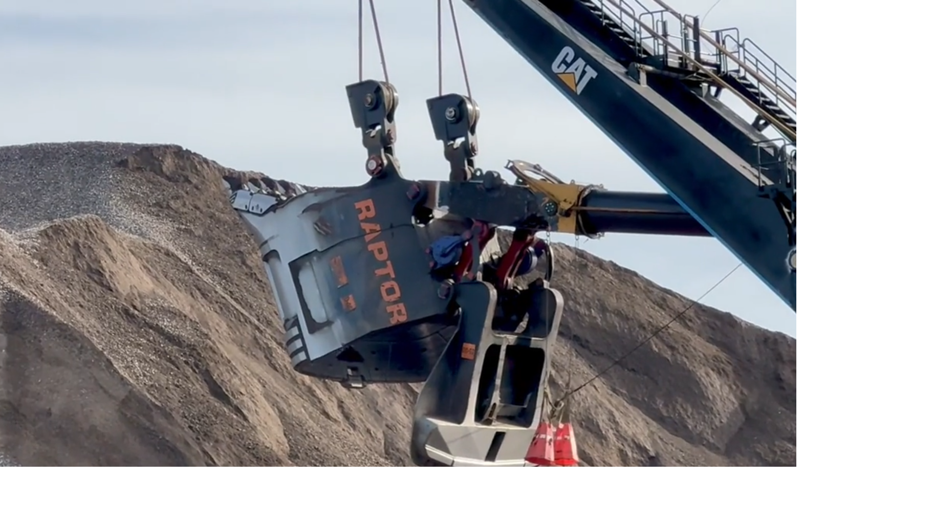 Raptor built Dipper in between loading 400 tonne trucks!