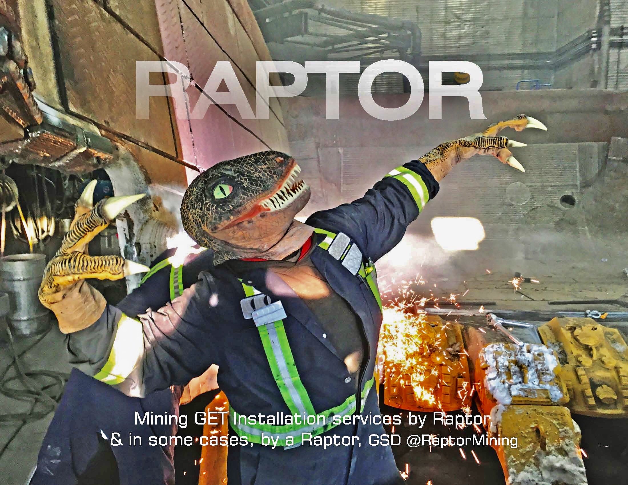 Persona con m&aacute;scara de dinosaurio, guantes con garras y overol azul marino junto a chispas y piezas de desgaste amarillas, con el texto Mining GET Installation services by Raptor